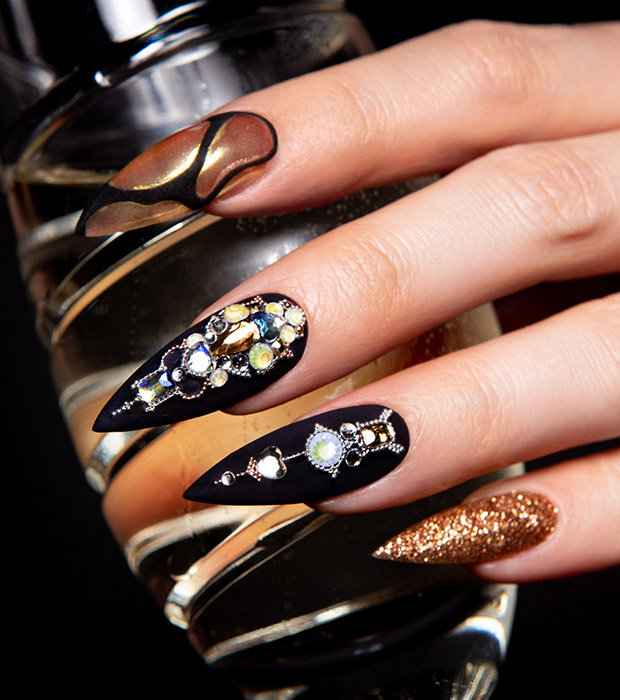 Royal Nails Bar & Lounge